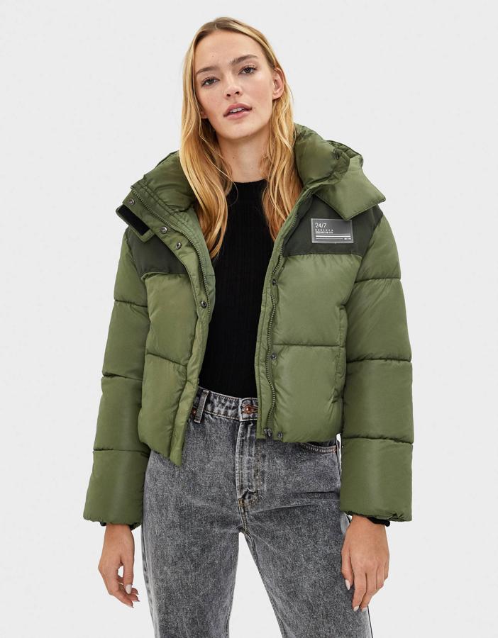 Si estás buscando un abrigo de plumas todoterreno, no lo hagas más. Este de Bershka es el perfecto, corto, cómodo y con un color verde militar que pega con todo. Se ha quedado en 19,99 de los 27,99 euros que costaba.