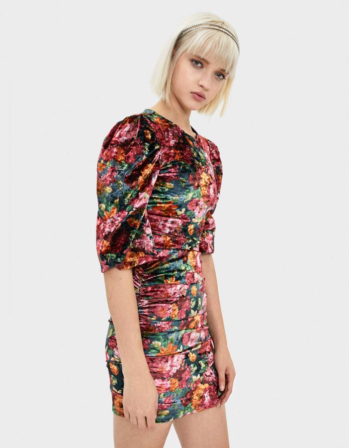 Este minivestido de terciopelo de flores costaba 22,99 euros. Lo mejor es que ahora está a 15,99 y lo podrás usar para todos los planes de noche con tus amigas.
