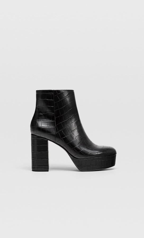 Botines negros con plataforma y tacón ancho (25,99 euros).