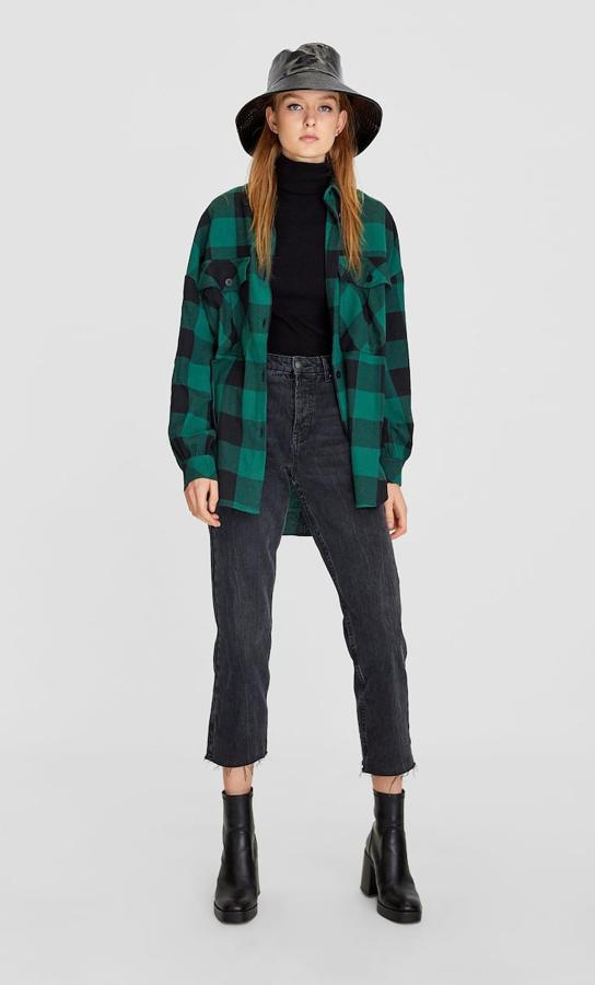 Sobrecamisa de cuadros verde y negra (15,99 euros).