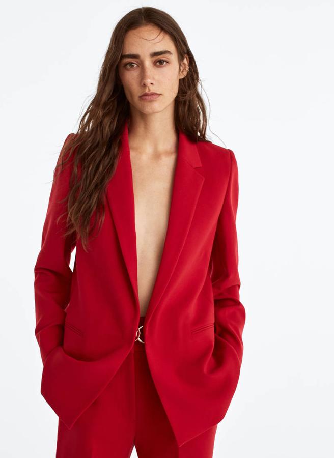 Americana confeccionada en un tejido fluido. Es un diseño de escote clásico y manga larga con detalle de hombreras fruncidas. Presenta bolsillos laterales y cierre mediante union metálica. Te la llevas por 99,95 euros (antes de las rebajas costaba 159 euros).