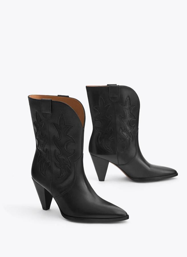 Botín de tacón elaborado en corte de piel de vacuno y con un diseño estilo cowboy. Lleva bordados en la caña y acabado en punta. Costaba 139 euros y está rebajado a 89,95 euros.
