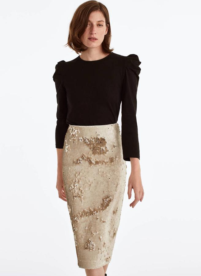 Falda de tubo en tejido adornado con lentejuelas ligeramente elástico. Está rebajada hasta 49,95 euros (costaba 89 euros).