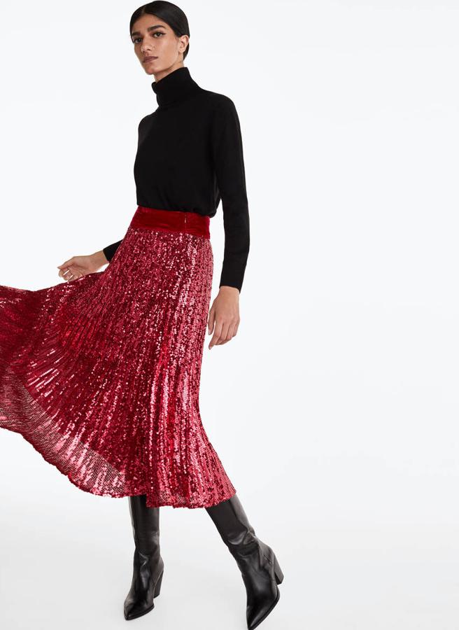 Falda plisada en tejido de lentejuelas con un largo midi y detalle de cinturilla de terciopelo. Cierra en el lateral mediante un cremallera invisible. Está rebajada de 119 euros a 69,95 euros.