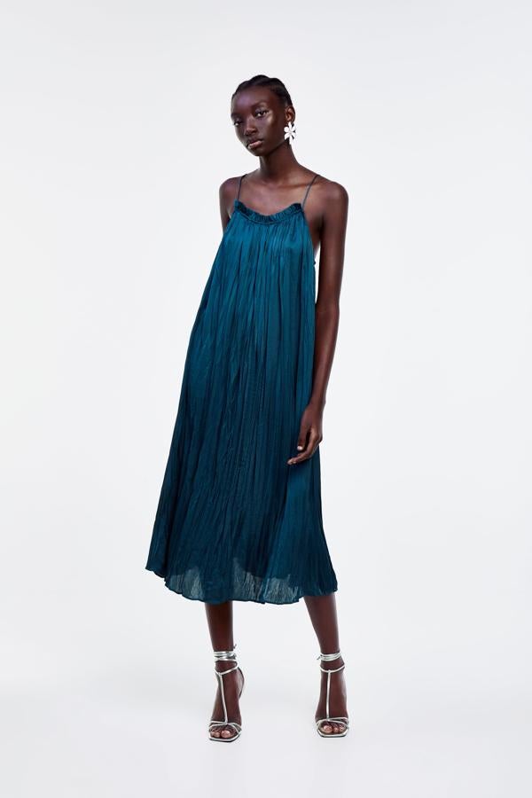 Un vestido lencero nunca sobra, y este en azul cobalto nos parece ideal. Pasa de de 29.95 a 19.99 euros en las rebajas de invierno de Zara.