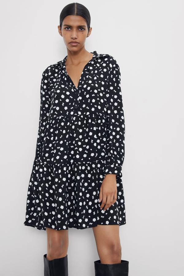 Este mini vestido negro con estampado de flores pasa de de 29.95 a 19.99 euros en las rebajas de invierno de Zara.