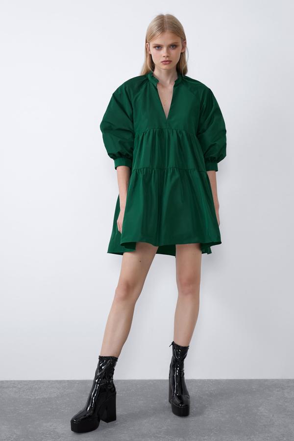 Nos encanta este vestido de tafeta verde botella con mangas con volumen, que pasa de 29.95 a 19.99 euros en las rebajas de Zara.