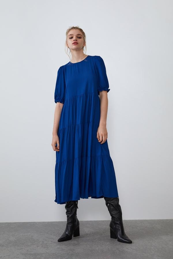 El color Pantone del año, en un vestido súper ponible y favorecedor que pasa de 29.95 a 19.99 euros en las rebajas de invierno de Zara.