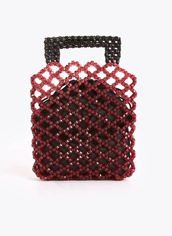 Uterqüe siempre tiene buenas rebajas en accesorios. Como la de este bolso de abalorios haciendo forma de malla, que estaba a 99 euros en temporada y ahora cuesta 59,99.