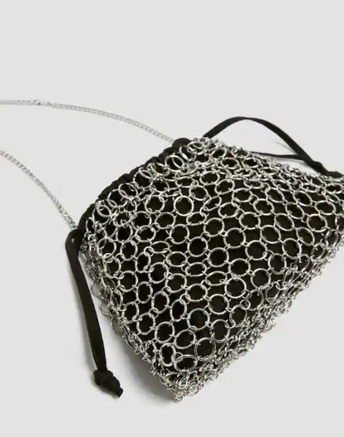 Otra vez malla metálica, esta vez con un aire mucho más punk gracias a las arandelas. Este modelo es de Pull&Bear y costaba 35,99 antes de que lo rebajaran a 12,99 euros.