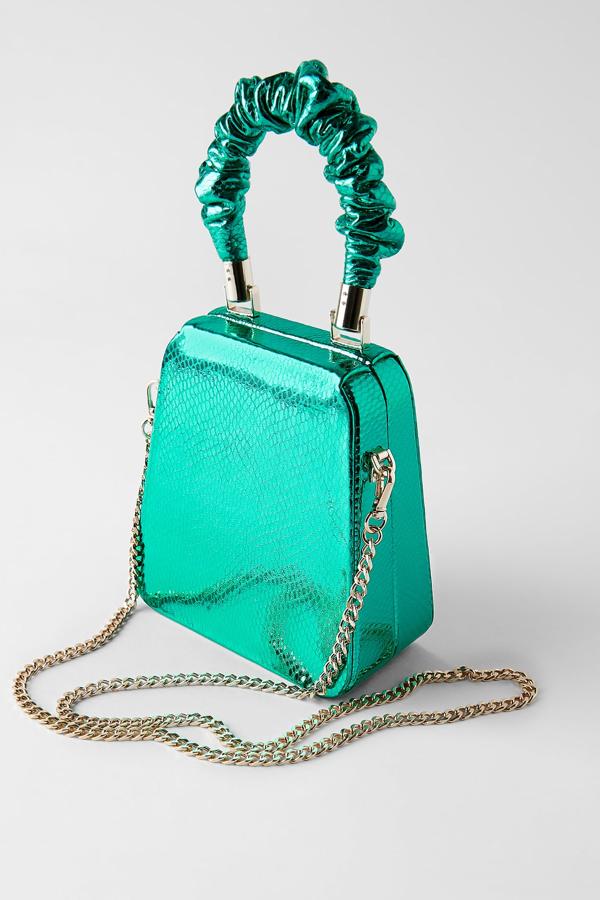 Las fans del bolsito caja tienen en este modelo verde de Zara su mejor alido. Y el asa no puede ser más ideal. Antes del descuento costaba 39,95 euros y ahora, 29,99.