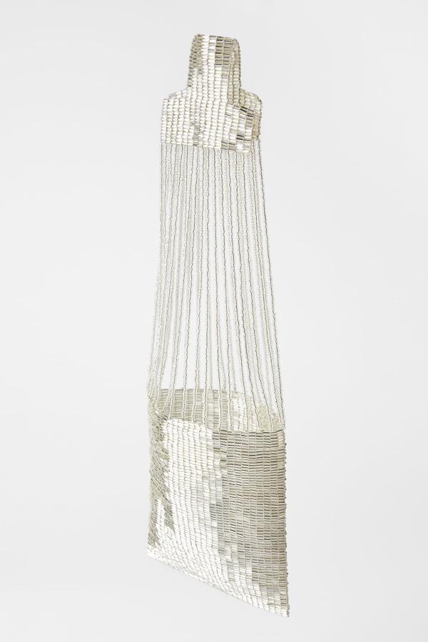 Uno de los más originales es este de Zara, con el asa en forma de cascada. Costaba 29,95 y ahora lo puedes comprar por 19,99 euros.