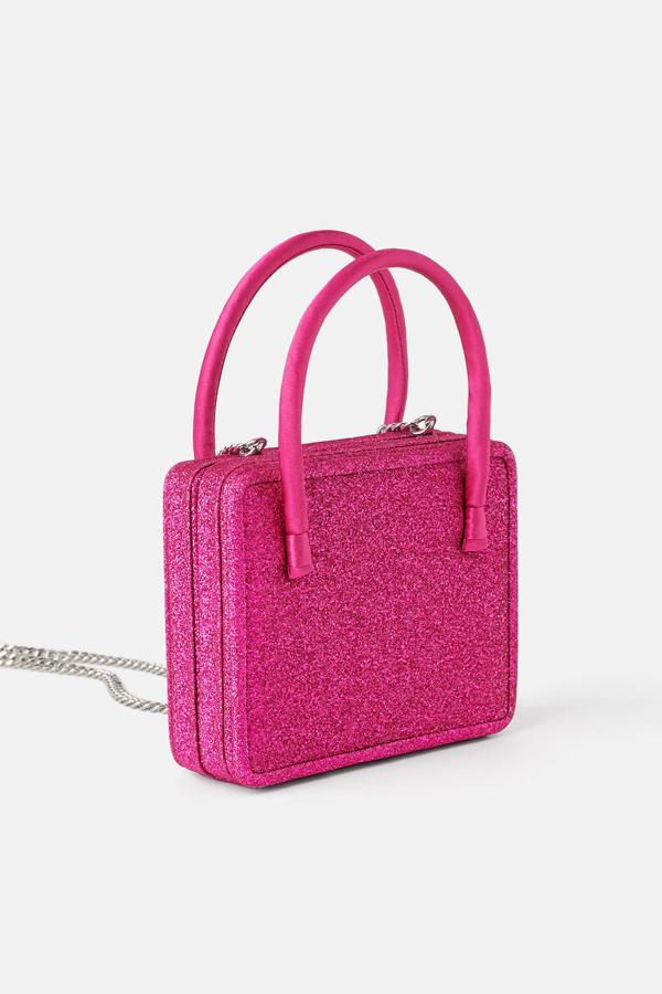 Si Jacquemus ha puesto de moda los bolsos mini, Zara ha llevado la tendencia a la calle. Este lo es, está disponible en tres colores (además del rosa, lo hay en azul y plateado) y lo puedes comprar por 19,99 euros (en temporada estaba a 29,99).