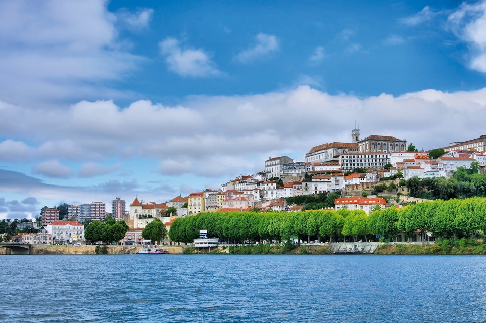 Coimbra es posiblemente la gran sorpresa de Portugal. Allí se encuentra la universidad más antigua del país, todo un orgullo para sus vecinos. Además de eso, sus estrechas callejuelas, sus abarrotadas terrazas y su gastronomía hacen de esta ciudad una de las más bonitas y acogedoras de toda Europa.