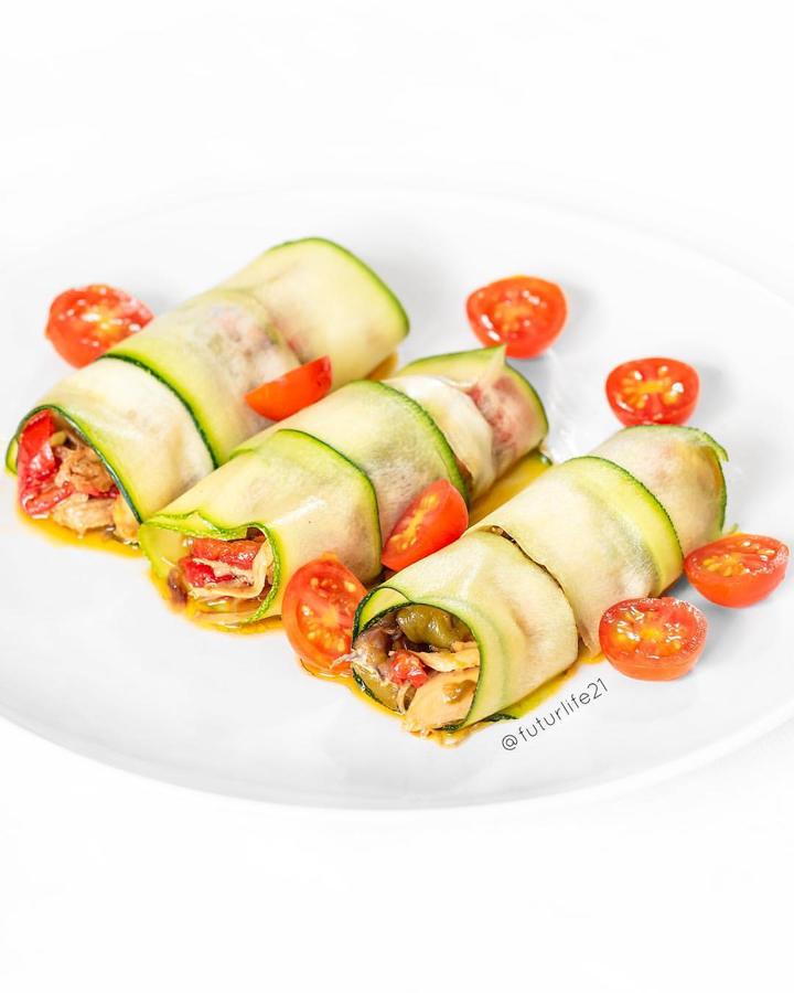 Ingredientes:1 cebolla1 pimiento rojo1 pimiento verde1 pimiento amarillo300g de PolloCalabacínUtensilio: pelapatatatasPreparación:Corta los pimientos y la cebolla en tiras y póchalo hasta que queden muy blanditos, añade el pollo hecho asado al horno o el pollo de hacer caldo, blandito y mechado, sofríe todo junto unos minutos.Puedes añadir el pollo crudo cortado finito o picado y que se haga con las verduras, Eleni lo hizo con el pollo del caldo, pero así también quedará muy rico, asegúrate que esta cortado muy pequeñito para que pueda enrollarse bien después.Con un pelapatatas haz las tiras de calabacín y colócalas superpuestas de 3 en 3, mete dentro el relleno y enróllalo. ¡Y ya tienes tu futurfajita de calabacín!