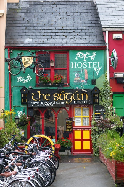 Esta bonita ciudad situada en el Condado de Kerry, al suroeste del país, es famosa por su música y su animada vida nocturna. Pero, eso sí, que la noche no te impida alquilar una bicicleta al día siguiente y visitar su maravilloso Parque Nacional.