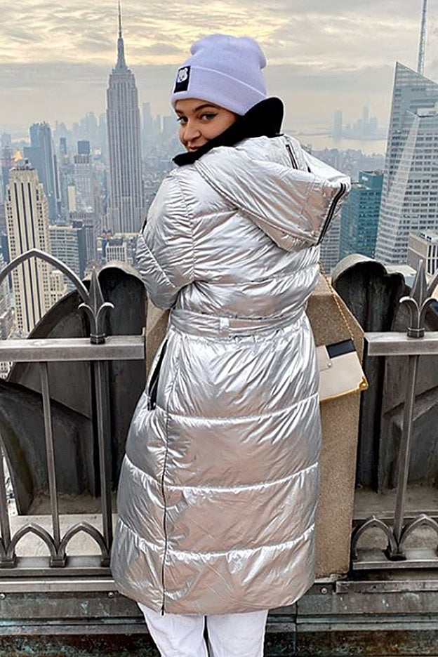 Laura Escanes con el espectacular plumas plateado de Ecoalf.