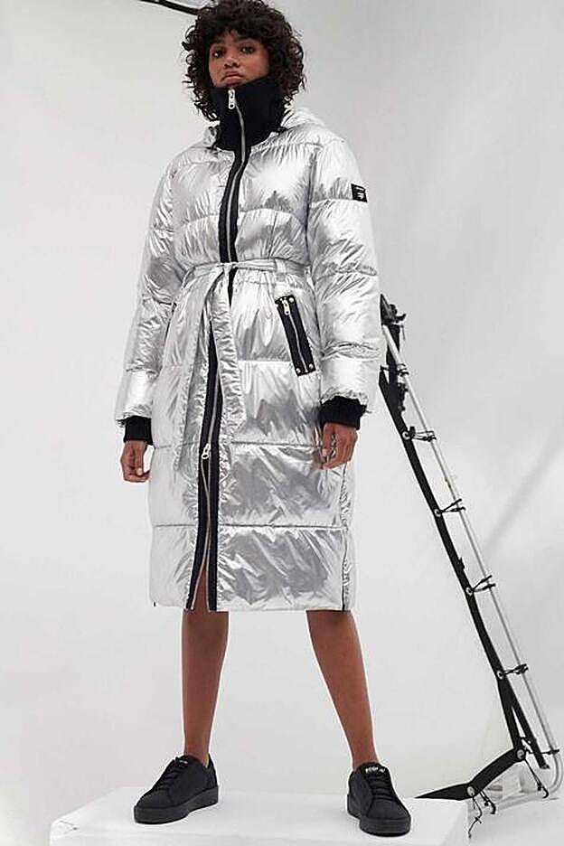 EL plumífero largo de Ecoalf que lleva Laura Escanes está confeccionado en nylon reciclado y lleva capucha y cuello alto.