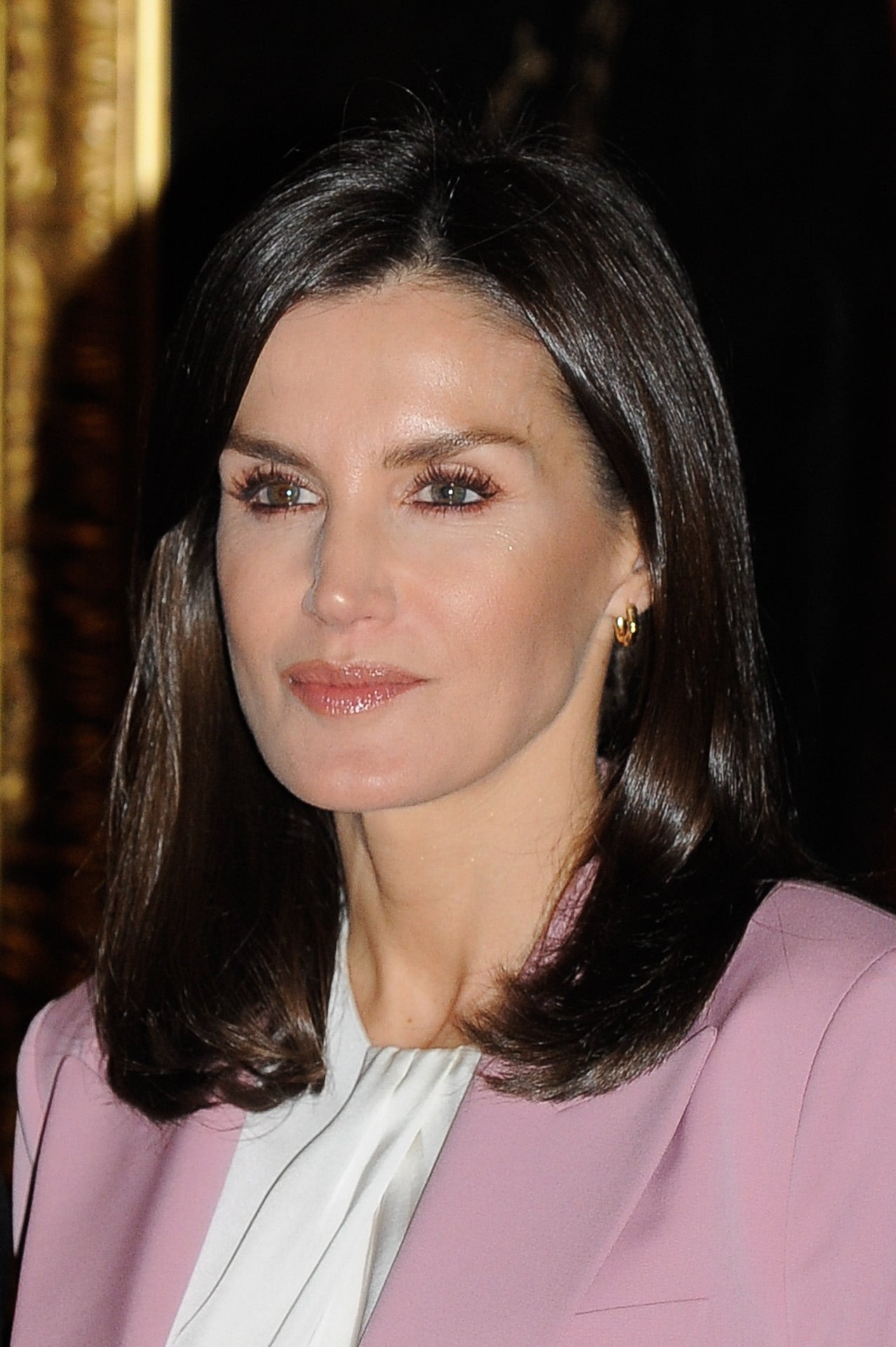 El aspecto saludable del cabello de doña Letizia tampoco ha pasado desapercibido este año. Con él nos ha deslumbrado en más de una ocasión y nos ha hecho preguntarnos cuál es el truco para conseguir un pelo tan sano y brillante como el suyo.