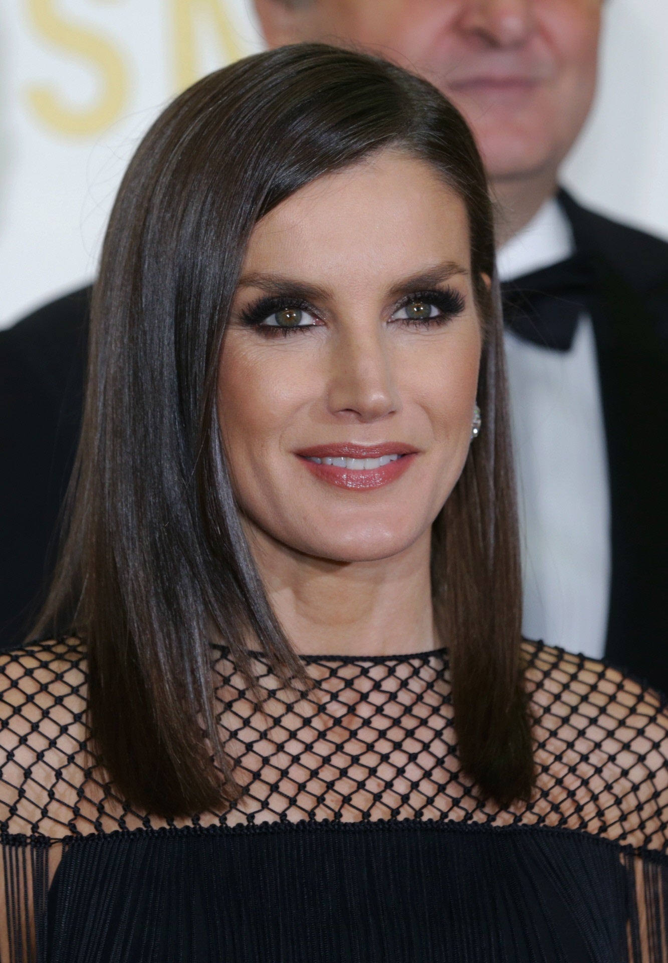 Aunque no estamos acostumbradas a ver cómo el cabello de Letizia pierde ese volumen que tanto le caracteriza, la melena ultra lisa y pulida estilo años 90 le sienta de maravilla. Este fue el look de pelo que eligió a comienzos de diciembre de 2019 para acudir y presidir un año más los Premios Mariano de Cavia, Luca de Tena y Mingote de Periodismo del Diario ABC.