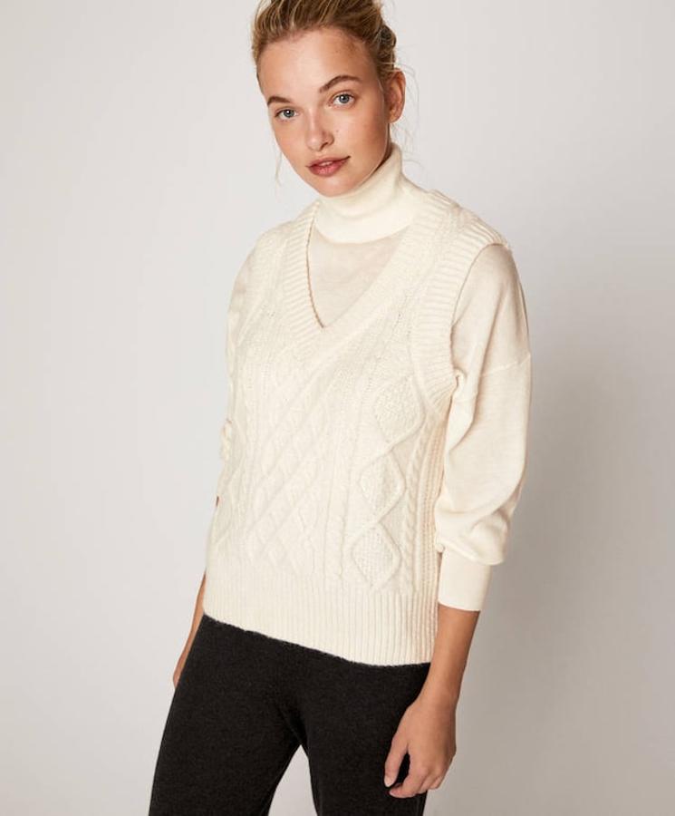 Chaleco de punto crudo (19,99 euros).