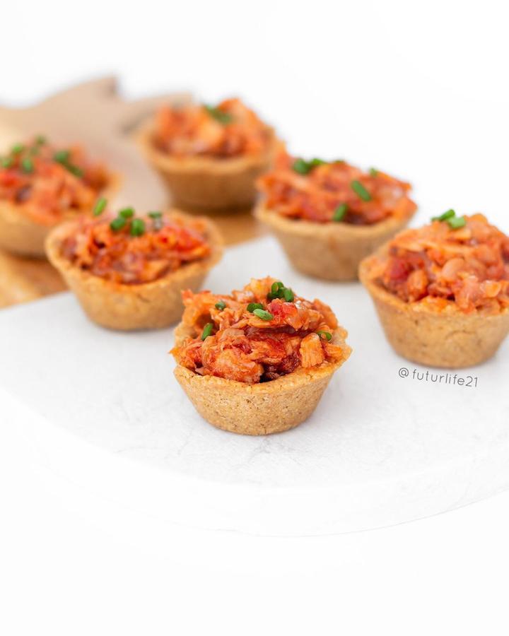 Ingredientes usando la MEDIDA de un vaso de 200ml, para que sea más sencillo y hablar en medidas usando un vaso:1 medida de leche semi fresca1 medida de AOVE4,5 medidas de harina de espelta integral (creemos que sin gluten igual queda bien con harina de quinoa o de avena sin gluten)1 huevo eco1 cp de levadura1/2 cp de salPreparación:-Mezclar los ingredientes secos por un lado y por otro los húmedos y luego combinar ambos y amasar 5 minutos. Dejar reposar envuelta en un trapo 15 - 30 min. Después con un rodillo aplastar la masa dar forma de tartaleta nosotras utilizamos un molde para horno con los huecos de mini magdalenas, pero podéis usar lo que queráis que se adapte al tamaño que os guste. Meter al horno 10 min a 180 hasta que queden doraditas! .-A parte, mezcla el bonito con el tomate frito y rellena las tartaletas! Puedes rellenarlas de los que quieras.