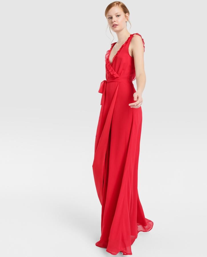 Otra opción en rojo, mucho más asequible: este vestido de gasa con escote en uve de Easy Wear pasa de 69.90 a 34.95 euros en las rebajas de El Corte Inglés.