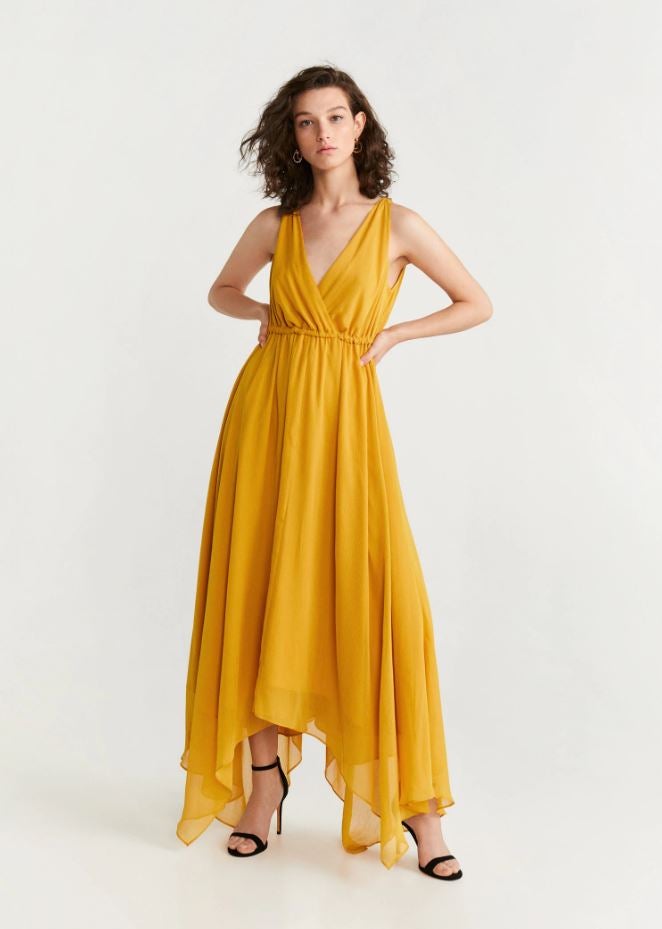 ¿Quién dijo mala suerte? El amarillo sigue siendo uno de los colores tendencia en los looks de invitada de este año, y este de gasa de Mango nos parece ideal. Su precio pasa  en las rebajas  de 69.99 a 39.99 euros.