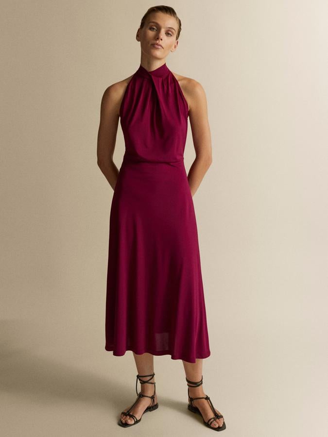 En las  rebajas de Massimo Dutti  hemos encontrado uno de los mejores chollos de la temporada: este vestido midi con escote halter y espalda al aire que pasa de 79.90 a 29.95 euros.