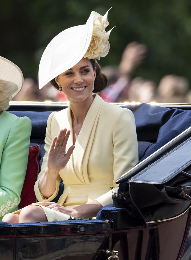 Para el tradicional desfile Trooping the Colour, Kate Middleton apostó por un 'total look' amarillo con un favorecedor vestido de Alexander McQueen y tocado de Philip Treacy a juego.