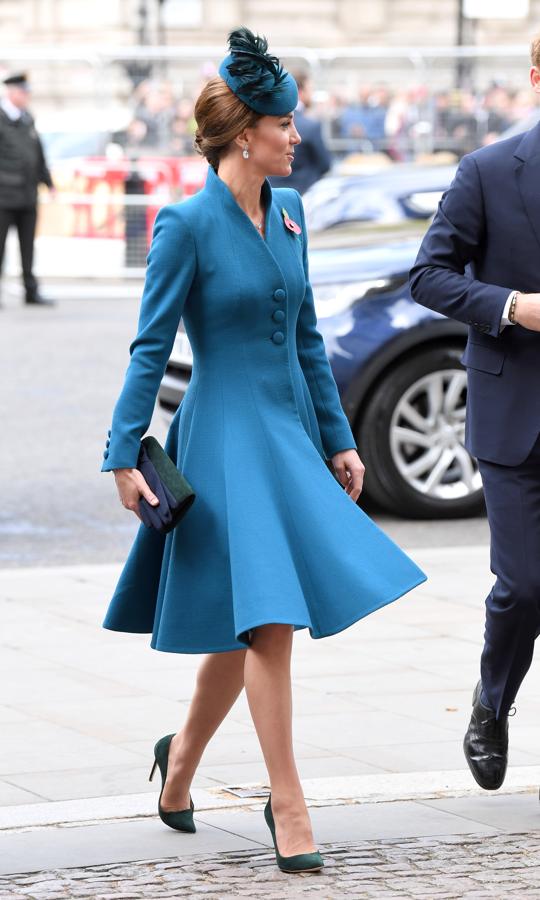 Kate Middleton es la reina de los abrigos-vestidos, y este diseño azul cobalto de Catherine Walker que, además, hace tipazo, es un buen ejemplo. Lo estrenó en el Anzac Day 2019, y le sentaba de maravilla combinado con complementos en verde musgo y un original tocado de Philip Treacy.