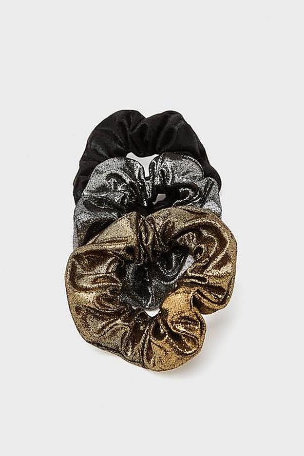 Set de tres coleteros metalizados, rebajados en Bershka.