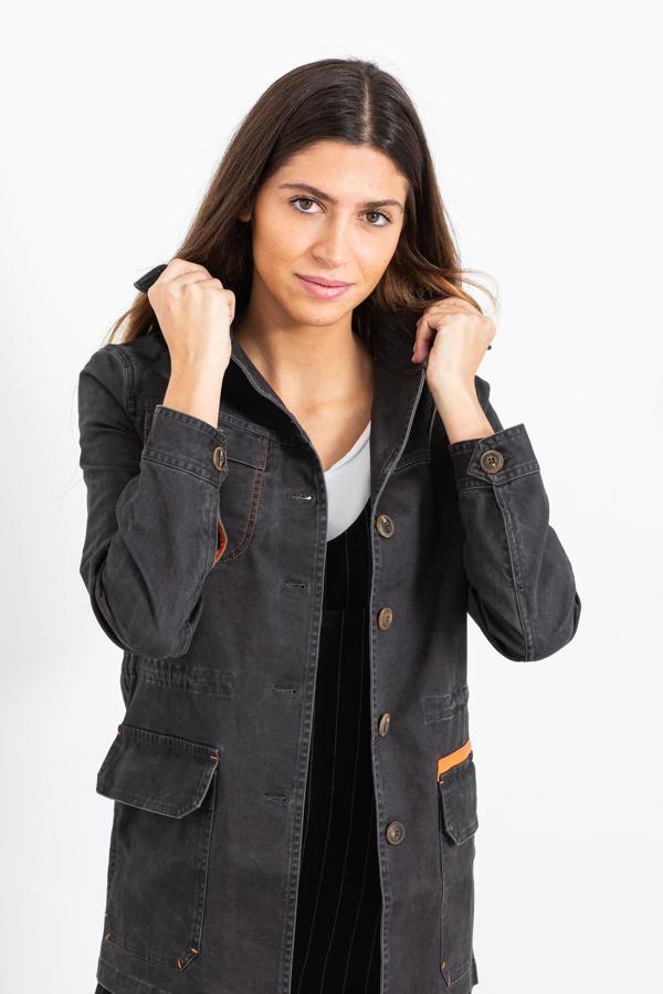 Esta parka gris es de edición limitada, tiene un cordón ajustable en la cintura y bolsillos frontales con solapa tanto en la parte de arriba como en la de abajo. Cuesta 125 euros.