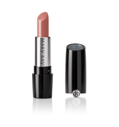 Esta barra de labios de larga duración de Mary Kay deja un efecto atercopelado irresistible. Su tecnología ligera en gel "Cushion Matrix" hace que sea un labial de acabado cremoso muy fácil de aplicar. Sus intensos pigmentos reducen la apariencia de las imperfecciones. El tono Naturally Buff nos encanta. (19,50 euros).