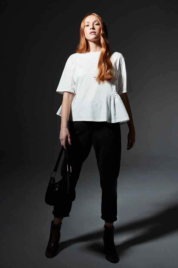 No hay combinación más básica, versátil y acertada que la de una blusa blanca y un pantalón negro. Y si, como en este caso, son prendas bonitas y baratas como estas de Primark (8 y 17 euros respectivamente), mejor que mejor.