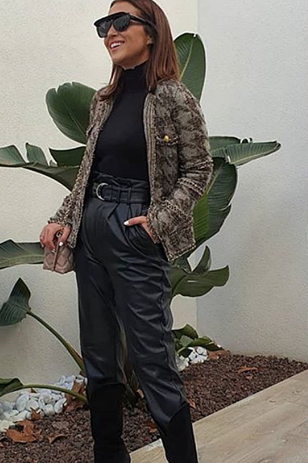 Paula Echevarría lleva un total look negro con chaqueta de tweed.