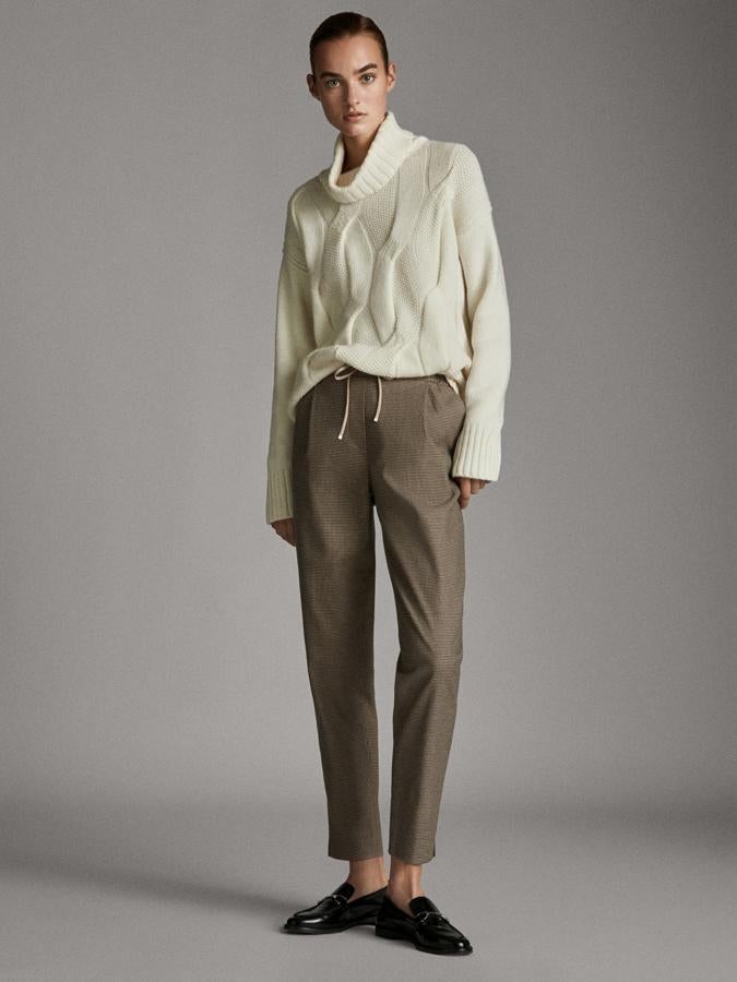 Cómodos, con un cordón para ajustar la cintura y con un tejido que viste. En tempoara su precio era de 49,95 y ahora están a 34,95 euros.