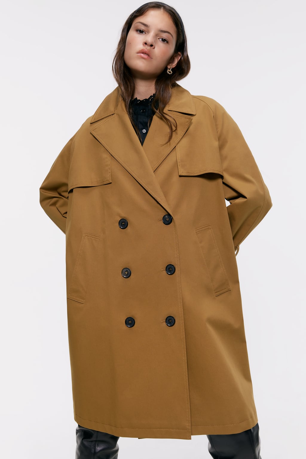 Trench de cuello y solapa con manga larga, trabillas ajustables y bolsillos delanteros. ¡La más práctica! De 79,95 euros a 59,99 euros.