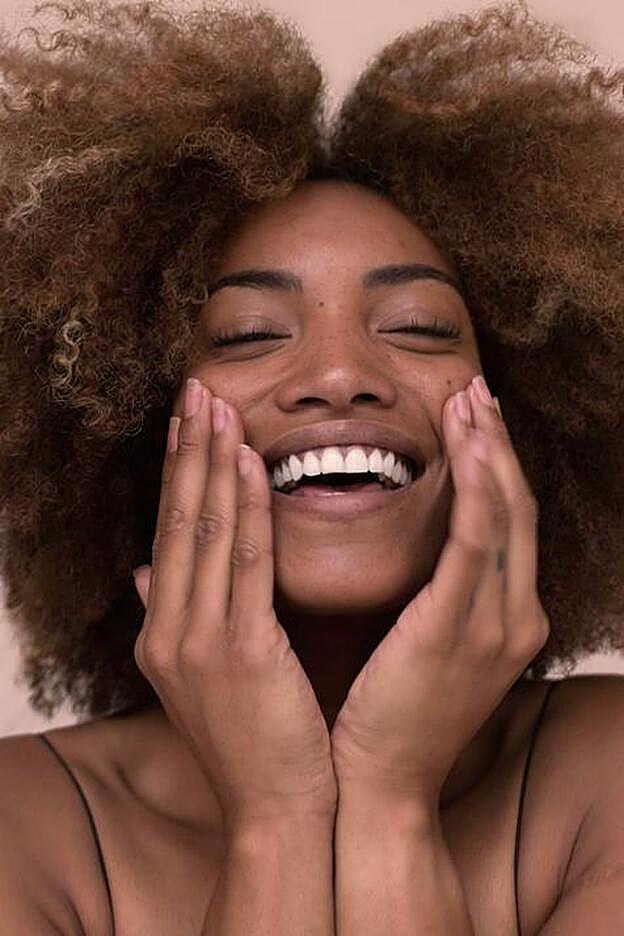 Hidratar la piel a diario y varias veces al día minimizará los efectos de las bajas temperaturas.