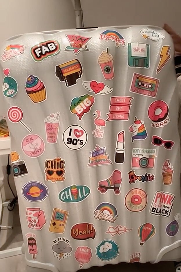 Una de las maletas customizadas por Dulceida con pegatinas pop de Amazon.