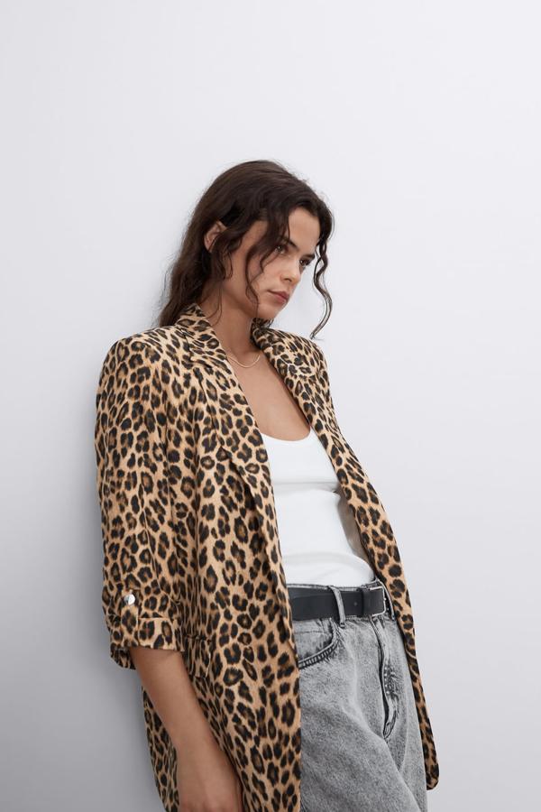 Corre porque es la única prenda de esta minicolección dedicada al estampado de leopardo que llega hasta la XXL. Se trata de una blazer de cuello y solapa con bolsillos delanteros con solapa. Lleva la manga larga acabada en vuelta con trabilla y cuesta 39,95 euros.