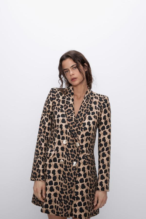 Levita de cuello solapa con manga larga y hombro marcado, con los bolsillos delanteros también terminados con solapa y un cierre frontal cruzado con botón metálico. Cuesta 49,95 euros.