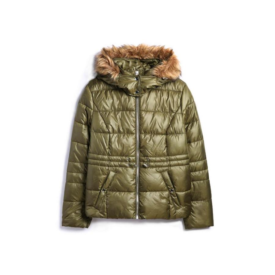 Si prefieres plantar cara al frío con una de las tendencias de la temporada, nos quedamos con este plumas de acabado metalizado y capucha con pelo de Primark (30 euros).