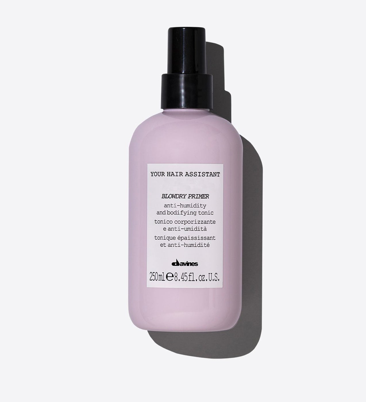 De la colección Your Hair Assitants, este spray te sirve como protector de calor, barrera antihumedad y potenciador del brillo, reduciendo el tiempo de secado. Vaporizas uniformemente de raíz a puntas de 5 a 20 pulsaciones sobre tu pelo secado con toalla y luego peina sin aclarar. (30 €).