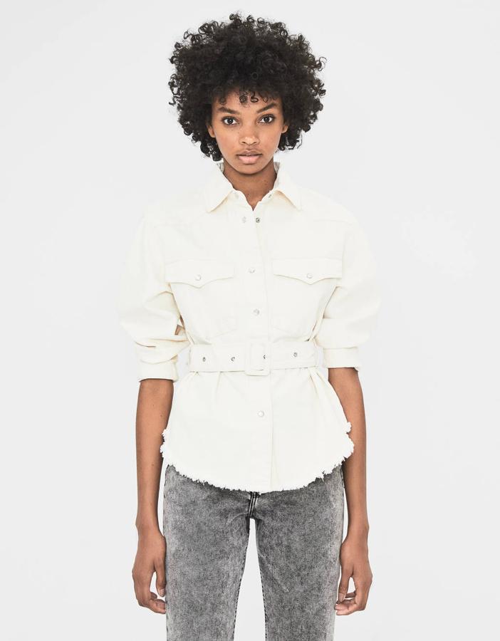 Chaqueta en color crudo sahariana con cinturón de Bershka. Costaba 29,99 euros y está rebajada a 19,99 euros.