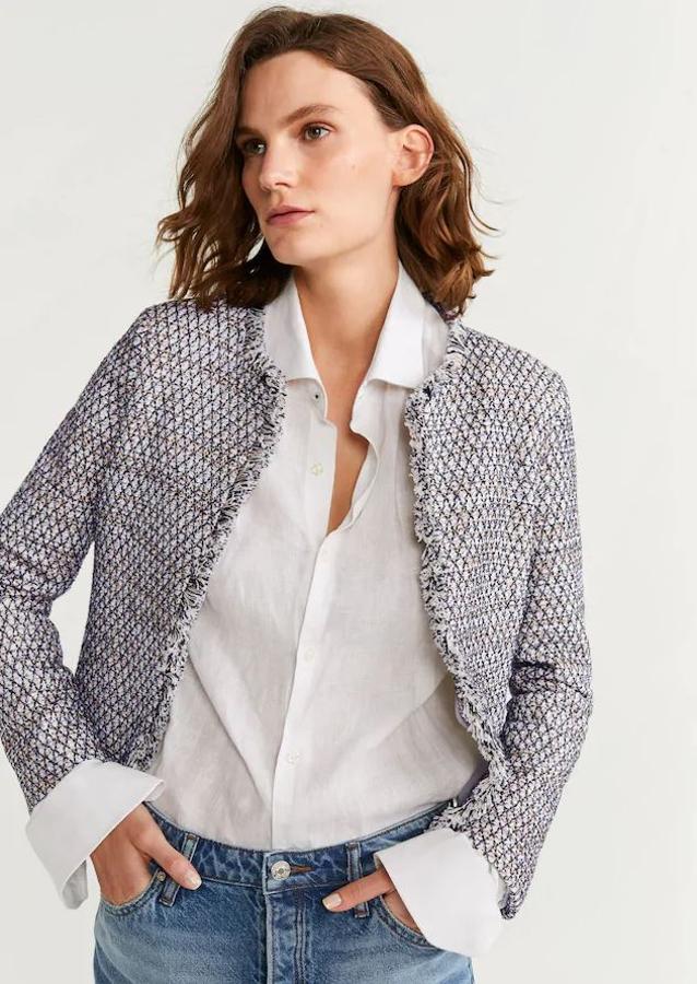Chaqueta de tweed corta con hilo metalizado de Mango. Costaba 39,99 euros y está rebajada a 29,99 euros.