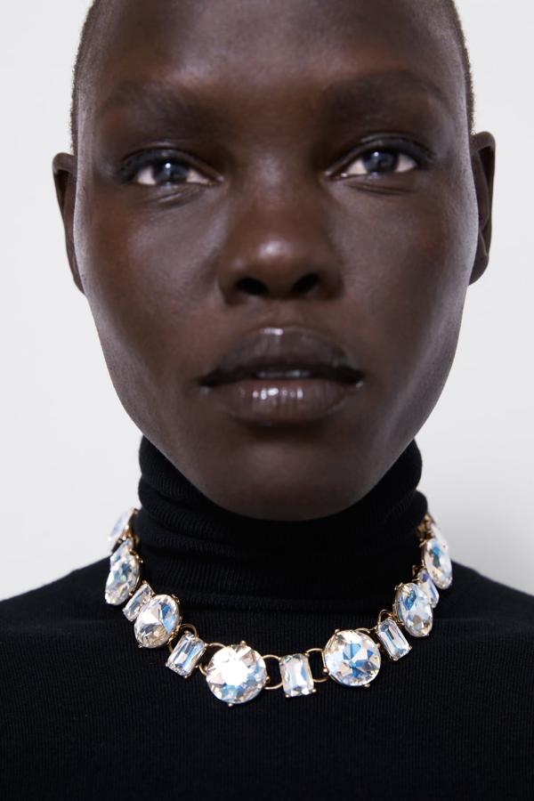 Collar metálico con aplicación de joyas en diferentes tamaños y cierre con mosquetón, ahora 9,99 euros