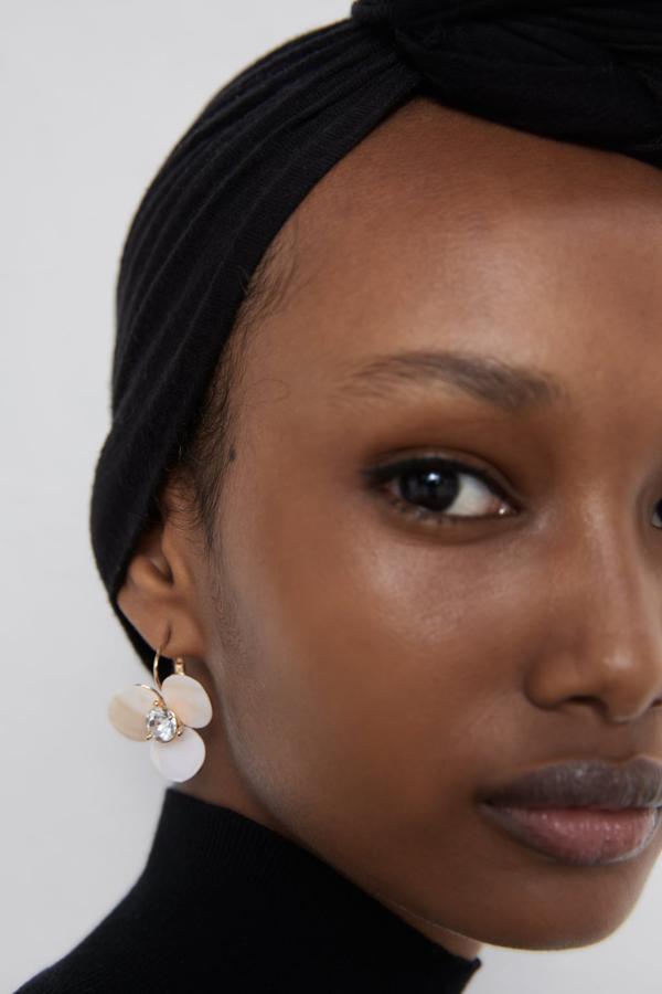 Pendientes colgantes con forma de flor y detalle de joya. Cierre con gancho metálico. Ahora 7,99 euros