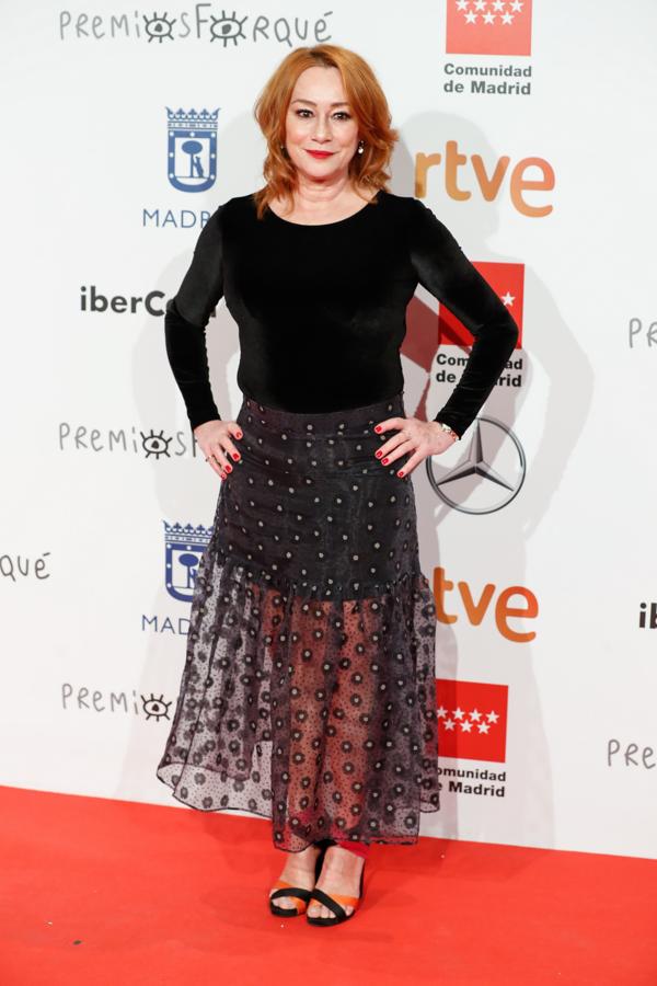 Gracias Querejeta con original falda de transparencias y cuerpo de terciopelo negro.