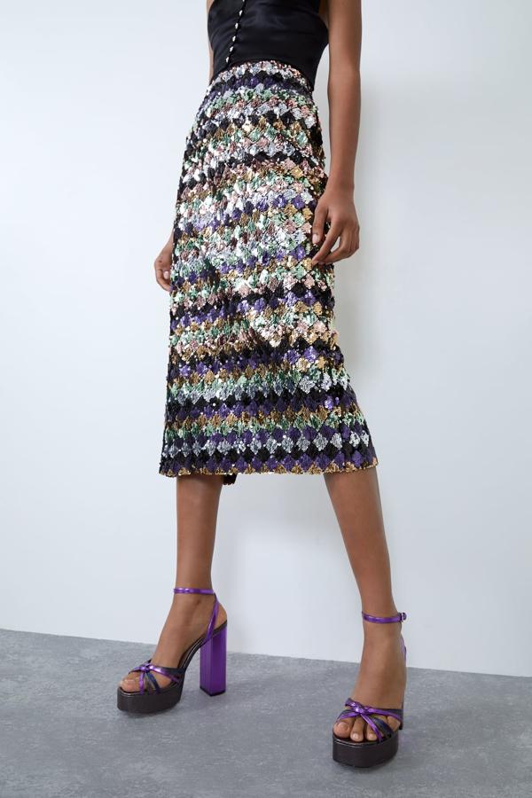 Falda midi de lentejuelas de Zara, ahora 15,99 euros.
